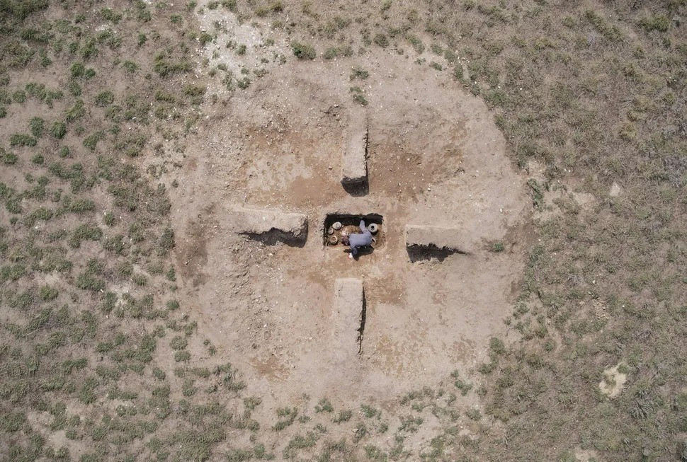 Kết quả phân tích hài cốt của chủ nhân ngôi mộ cho thấy người đàn ông này có chiều cao khủng, gần 2m. Người này sống vào khoảng năm 1800 trước Công nguyên. Ảnh: Azerbaijan Ministry of Culture.