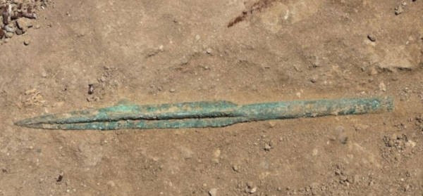 Thi hài người đàn ông được tìm thấy trong tư thế "nửa uốn cong" và đang cầm một mũi giáo bằng đồng. Nhiều đồ trang sức bằng đồng cũng được phát hiện quanh mắt cá chân của người này. Ảnh: Ministry of Culture of the Republic of Azerbaijan.