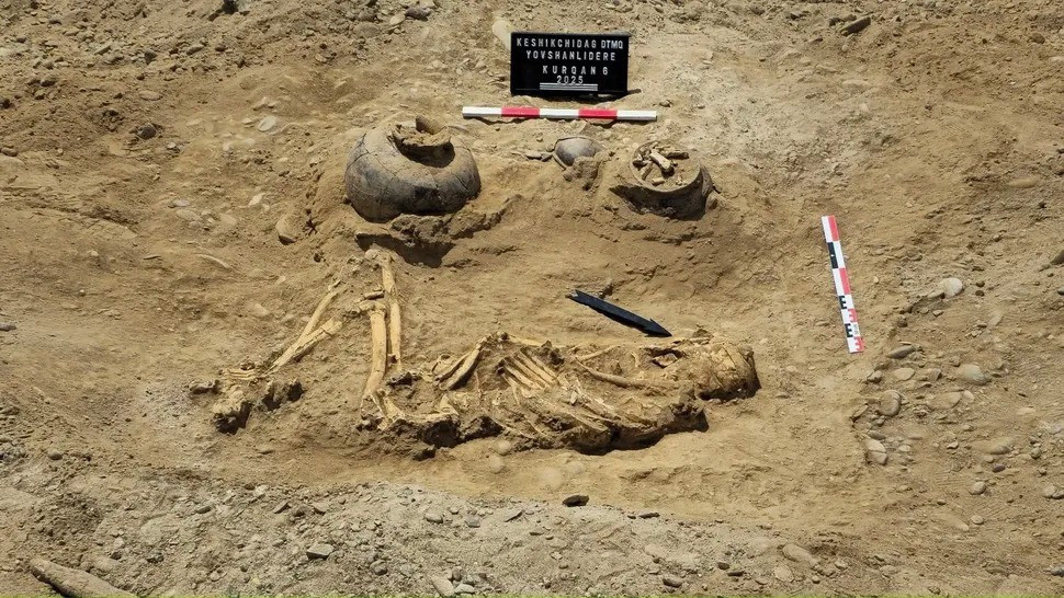 Các nhà khảo cổ ở Azerbaijan đã khai quật ngôi mộ 3.800 tuổi và tìm thấy hài cốt của một "người khổng lồ" cao tới 1,98m. Người này được chôn cùng với một ngọn giáo bốn nhánh. Ảnh: Azerbaijan Ministry of Culture.