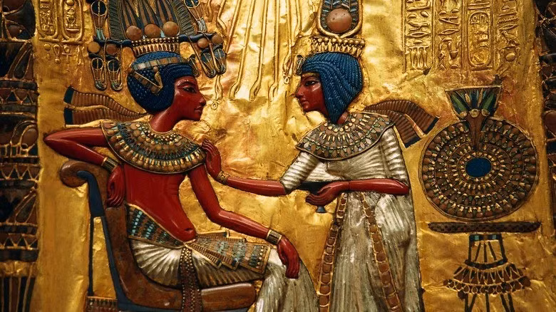 Từ thời cổ đại, hoàng tộc của các đế chế lớn trên thế giới như Ai Cập, Hy Lạp, La Mã... có truyền thống kết hôn cận huyết. Theo đó, những người trong gia đình hoàng gia thường kết hôn với nhau. Các vị vua thường kết hôn với chị em gái, đôi khi cả con gái của mình. Ảnh: Reed Kaestner/Getty Images.