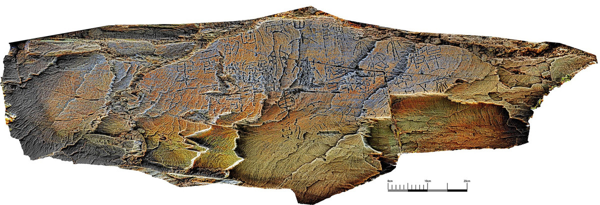 Tong Tao, nhà khảo cổ học thuộc Viện hàn lâm Khoa học Xã hội Trung Quốc, đến địa điểm trên vào năm 2023 và nhận ra tầm quan trọng đặc biệt của chữ khắc trên phiến đá. Ngoại trừ một số ký tự không rõ, ông nhận thấy những từ còn lại hé lộ bản khắc đá này là ghi chép lịch sử chưa từng được biết tới trước đây. Ảnh: CHINA DAILY.