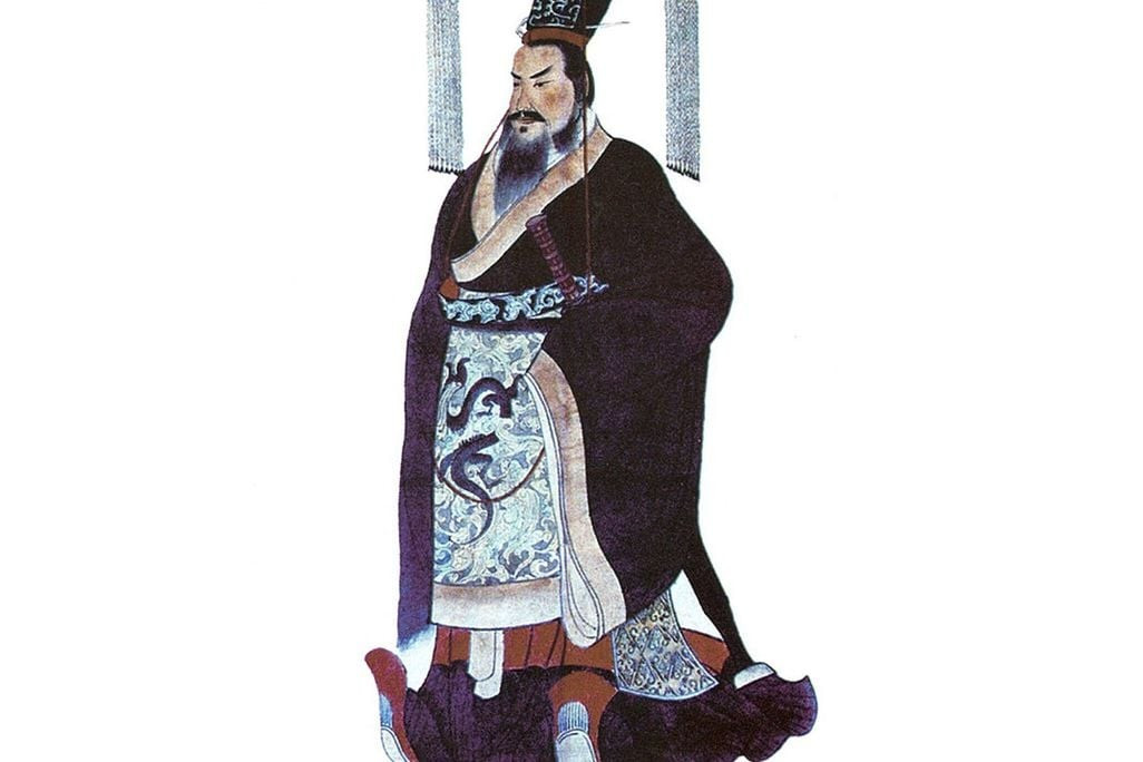 Các ký tự ghi chép Tần Thủy Hoàng, hoàng đế đầu tiên của đất nước Trung Hoa thống nhất, đã cử một vị quan có phẩm cấp cao tên Yi dẫn đầu những nhà giả kim thu thập thảo dược trên núi Côn Lôn. Đây là bản khắc đá thời Tần duy nhất còn tồn tại ở vị trí ban đầu, có thể cung cấp tham chiếu quan trọng về vị trí của Côn Lôn. Ảnh: Public Domain.