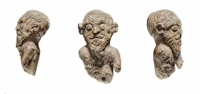 Theo các chuyên gia, bức tượng làm từ ngà voi cao 3 cm, mô tả một người đàn ông với kiểu tóc cầu kỳ với đường ngôi giữa, ria mép kiểu hoàng gia và chòm râu dê được tết tỉ mỉ. Ảnh: Roberto Fortuna, the National Museum of Denmark.