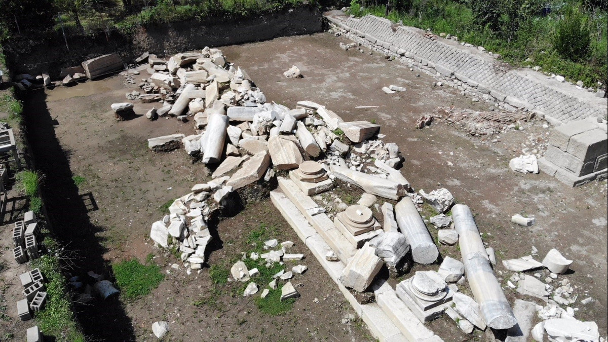 Mặc dù ngôi nhà - nơi tìm thấy trần nhà có khắc hình ảnh nữ thần tóc rắn Medusa - chỉ còn những mảnh vỡ nhưng nghiên cứu của các chuyên gia cho thấy công trình này từng rất "hoành tráng" và được bao quanh bởi những cột lớn cao tới 9m. Ảnh: IHA Photo.