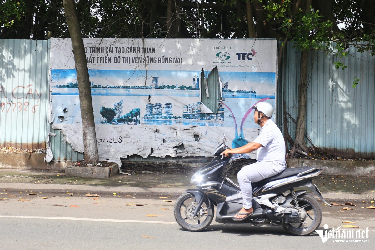 Theo tìm hiểu, dự án được chia làm 3 giai đoạn. Trong đó, giai đoạn 1, tập trung xây dựng tuyến kè, san lấp mặt bằng, đường ven sông, công viên và dãy nhà phố. Giai đoạn 2, dự kiến tôn tạo các di tích như Phụng Sơn Tự, Đình Phước Lư, đồng thời phát triển khu thương mại, văn phòng, trung tâm mua sắm... Giai đoạn 3, xây dựng cao ốc văn phòng, khách sạn, trong đó có 3 tòa tháp, cao nhất là 27 tầng.