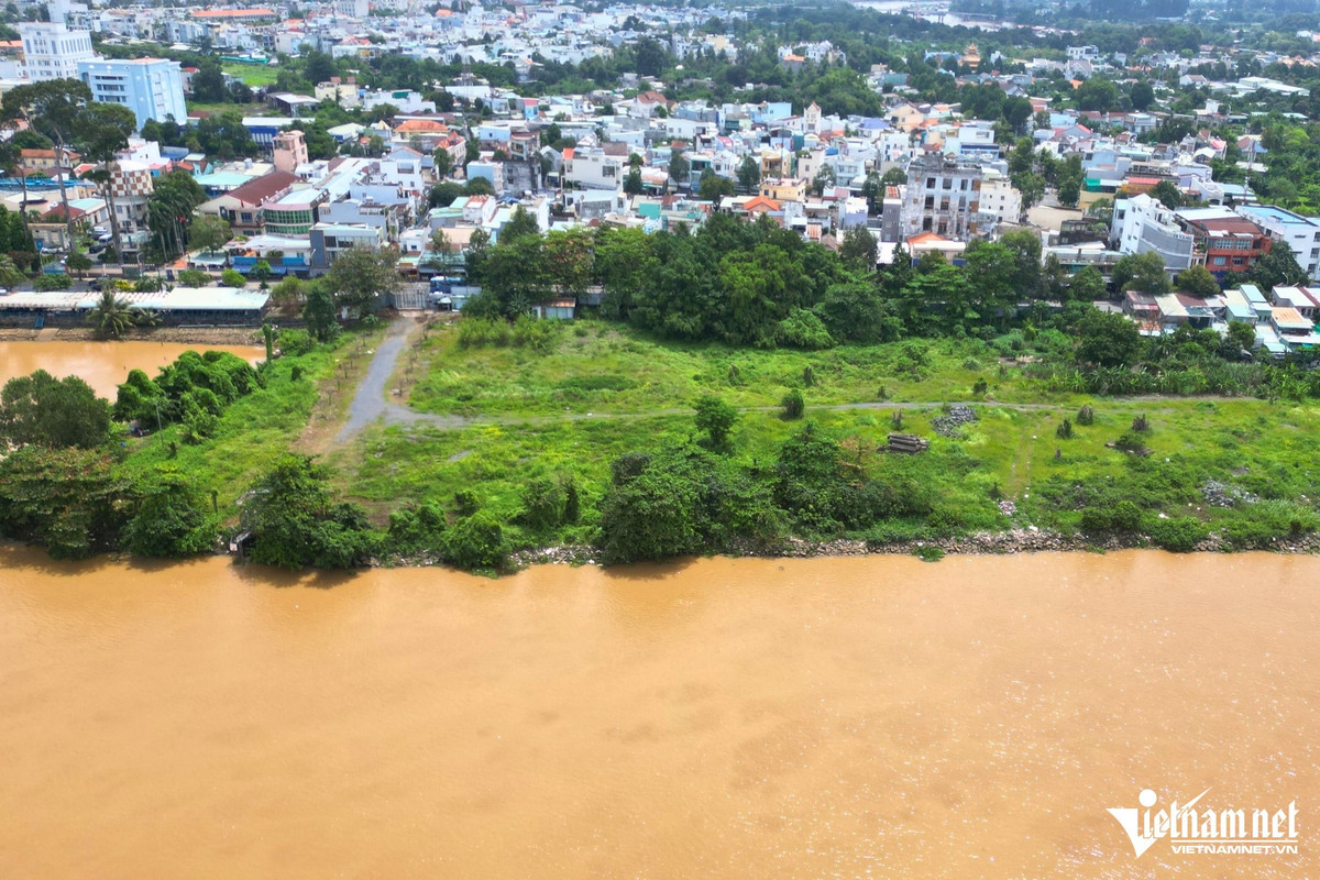 Dự án được khởi công cuối năm 2014, trong đó khoảng 7,7ha lấn sông Đồng Nai. Trên phạm vi dài khoảng 1,3km, có đoạn lấn ra sông khoảng 100m. Đầu năm 2015, khi công trình đang thi công dở dang, UBND tỉnh Đồng Nai đã yêu cầu tạm dừng sau khi nhiều nhà khoa học cảnh báo nguy cơ ảnh hưởng nghiêm trọng đến môi trường sinh thái và sự ổn định dòng chảy của sông.