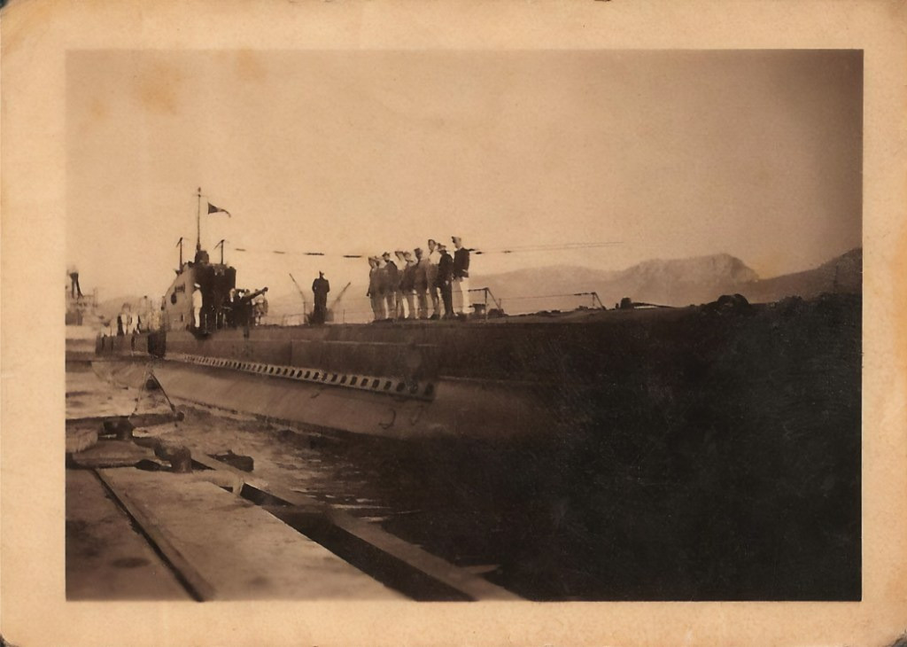 Khi đó, Pháp trên danh nghĩa ở trạng thái trung lập sau Hiệp định đình chiến năm 1940 với Đức Quốc xã. Sau khi bị hư hại nặng trong một cuộc tấn công bất ngờ của hải quân Mỹ, tàu ngầm Le Tonnant buộc phải lặn khẩn cấp. Ảnh: laststandonzombieisland.com.