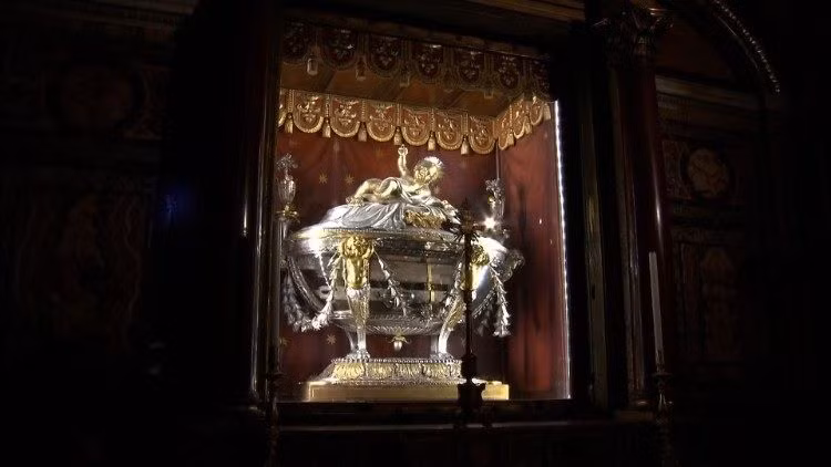 Hàng năm, nhiều tín đồ Kitô giáo đến thăm Máng cỏ Thánh trong thánh lễ đêm Giáng sinh lúc nửa đêm tại nhà thờ Santa Maria Maggiore, nơi còn được gọi là Santa Maria ad Praesepe (Thánh Maria của Máng cỏ) và "Bethlehem của phương Tây" vì mối liên hệ với Đức Mẹ Maria và máng cỏ của hài nhi Jesus. Ảnh: vaticannews.va.