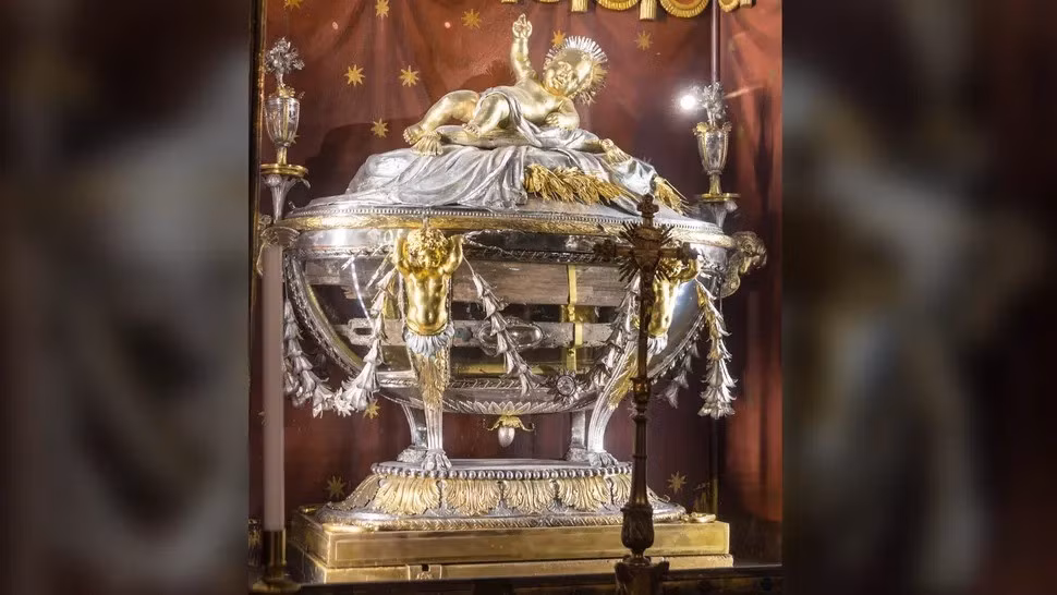 Vào khoảng năm 640, tộc trưởng Sophronius của Jerusalem đã gửi những thanh gỗ này đến Rome để Giáo hoàng Theodore I bảo vệ, sau khi người Hồi giáo chinh phục Jerusalem. Sophronius yêu cầu Giáo hoàng Theodore I bảo vệ những mảnh gỗ này khi khẳng định chúng là Chiếc nôi Thánh - nơi Chúa Jesus đã nằm sau khi sinh ra tại Bethlehem. Ảnh: Antoine Taveneaux/Wikimedia Commons (CC BY-SA 3.0).