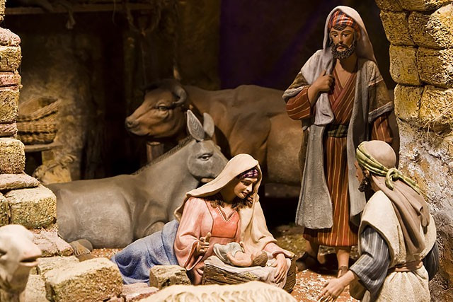Sách Phúc Âm Lu-ca ghi lại rằng, Chúa Jesus sinh ra ở Bethlehem. Do không có chỗ trọ cho Ma-ri và Giuse nên Chúa Jesus sơ sinh đã được đặt trong máng cỏ. Nhiều học giả Kinh Thánh tin rằng, Chúa Jesus sinh ra vào khoảng giữa năm 6 và 4 trước Công nguyên. Mặc dù ngày sinh của Chúa Jesus được kỷ niệm vào ngày 25/12 hàng năm nhưng các học giả vẫn chưa thể chắc chắn về ngày sinh của Ngài. Ảnh: lignoma.com.