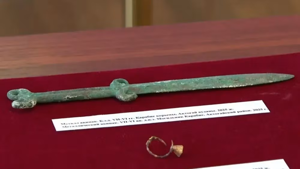 Nhà khảo cổ học Arman Beissenov cho hay thanh kiếm akinak thuộc loại này vẫn chưa được tìm thấy ở bất kỳ nơi nào khác tại Kazakhstan. Nó phản ánh trình độ luyện kim và gu thẩm mỹ nghệ thuật cao của người Saka. Ảnh: Karaganda Regional History Museum.