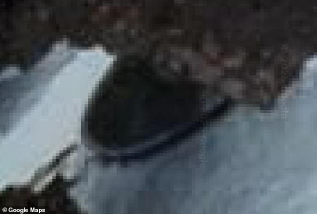 Một vật thể bí ẩn hình tròn được cho là UFO do người dùng Google Maps phát hiện ở Nam Cực. Vật thể này nằm bên dưới một vách đá cách bờ biển Nam Cực khoảng 145 km. Ảnh: Google Maps.