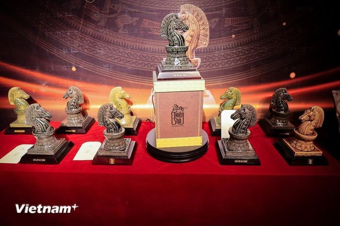 Tác phẩm Thiên mã "Viên mãn đại thành" được sáng tạo như linh vật cho năm 2026, lấy cảm hứng từ ngựa sắt trong truyền thuyết Thánh Gióng. (Ảnh: Hoài Nam/Vietnam+)