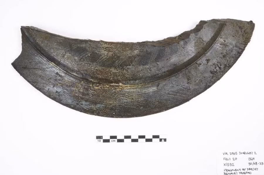 "Siêu tàu" Svaelget 2 nằm ở độ sâu khoảng 10m so với mặt biển. Cát đã che chắn một số phần của con tàu nên được bảo quản khá tốt. Nhờ đó, việc nghiên cứu, giải mã những bí ẩn về con tàu này gặp nhiều thuận lợi. Ảnh: Viking Ship Museum.