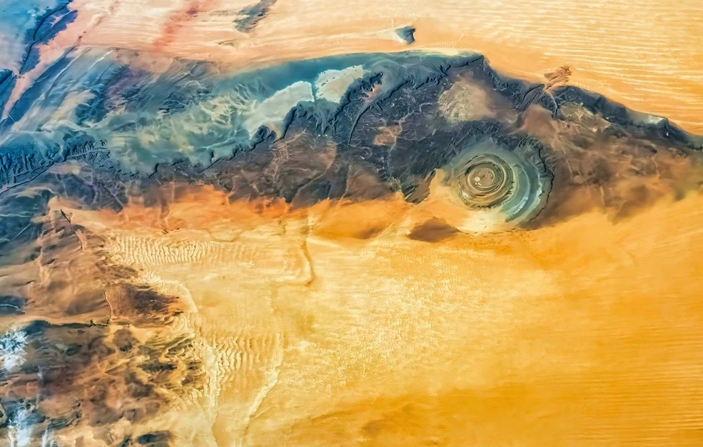 Một số nhà địa chất cho rằng, "con mắt của Sahara" được hình thành vào khoảng 300 triệu năm trước. Khi đó, siêu lục địa duy nhất trên thế giới Pangea bắt đầu tách ra do kiến tạo mảng. Ảnh: thearchaeologist.com.