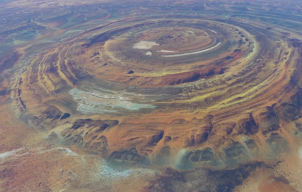 Trải qua thời gian, các yếu tố tự nhiên như mưa, gió... đã đẩy những lớp bụi, nước làm đọng cát và bùn. Nhờ đó, những tảng đá sa thạch nhiều tầng được hình thành. Hoạt động của núi lửa ở sâu bên dưới bề mặt hành tinh xanh đã nâng toàn bộ khu vực xung quanh "con mắt của Sahara". Ảnh: thearchaeologist.com.