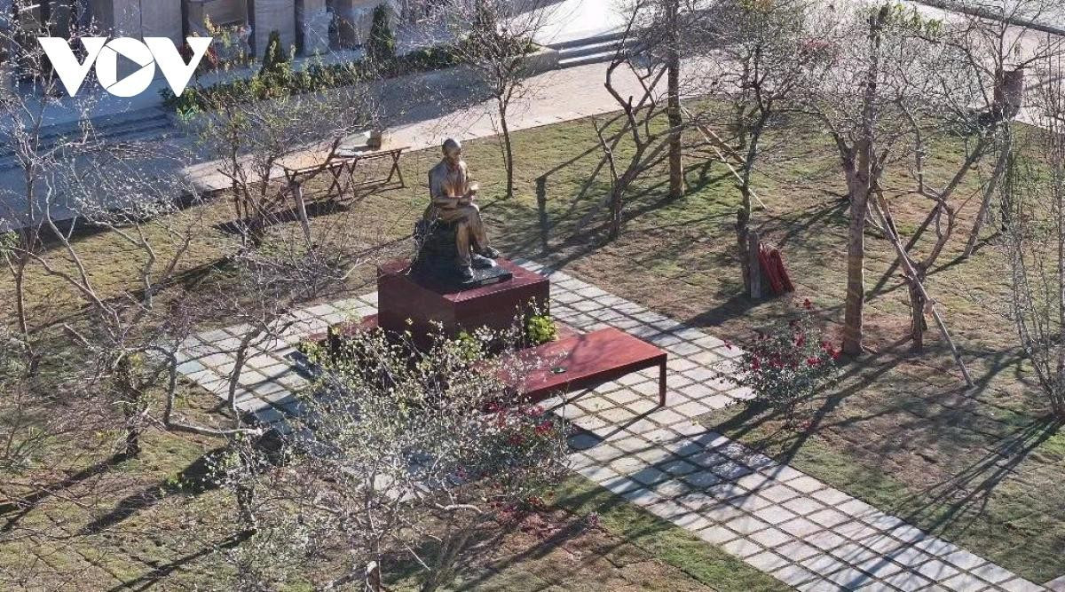 Hàng trăm cây xanh được trồng mới, hệ thống tiểu cảnh, sân chơi, khu sinh hoạt chung được bố trí hài hòa với thiên nhiên, tạo môi trường học tập thân thiện và bền vững giữa núi rừng biên giới.