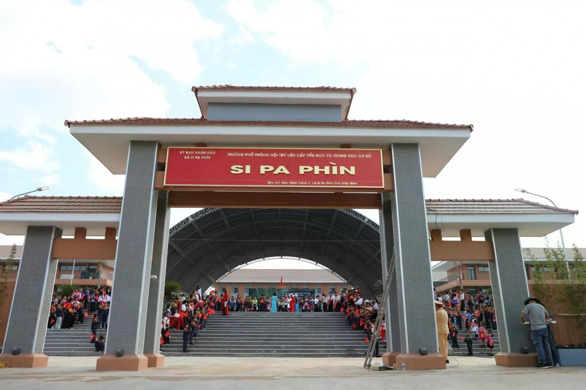 Không chỉ bởi quy mô lớn, kiến trúc hiện đại, mà bởi đây là công trình mở đầu cho chủ trương xây dựng hệ thống trường phổ thông nội trú liên cấp tại các xã biên giới trên cả nước.