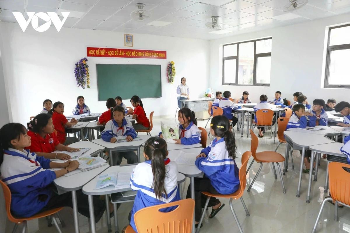 Mỗi bức tường, mỗi lớp học được dựng lên bằng niềm tin giản dị: trẻ em vùng biên sẽ được học tập trong điều kiện tốt hơn, đầy đủ hơn.