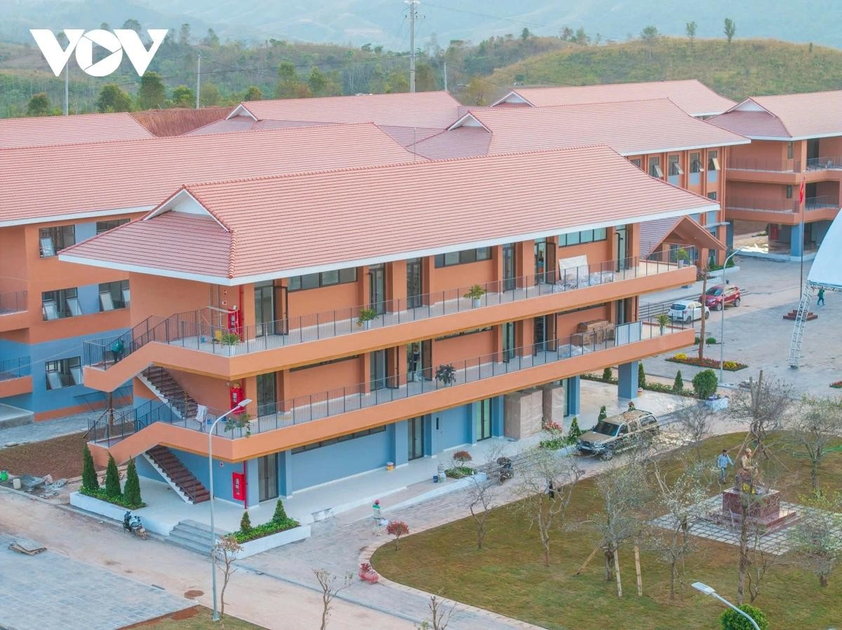 Ngôi trường mới dần hiện lên trọn vẹn, khang trang giữa nền xanh của núi rừng. Song song với tiến độ và chất lượng, ngôi trường được định hướng theo mô hình không gian học tập xanh.