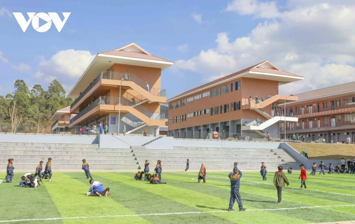 Tổ hợp giáo dục này đáp ứng nhu cầu học tập, sinh hoạt cho hơn 1.000 học sinh là con em đồng bào các dân tộc thiểu số nơi phên dậu Tổ quốc.