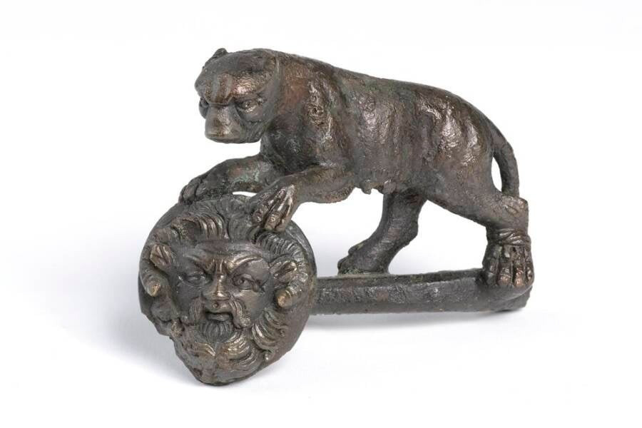 Một số chuyên gia tin rằng, bức tượng La Mã trên có thể được gắn vào dây đai dùng để kết nối xe ngựa với con vật kéo xe. Ảnh: The Colchester Museum.