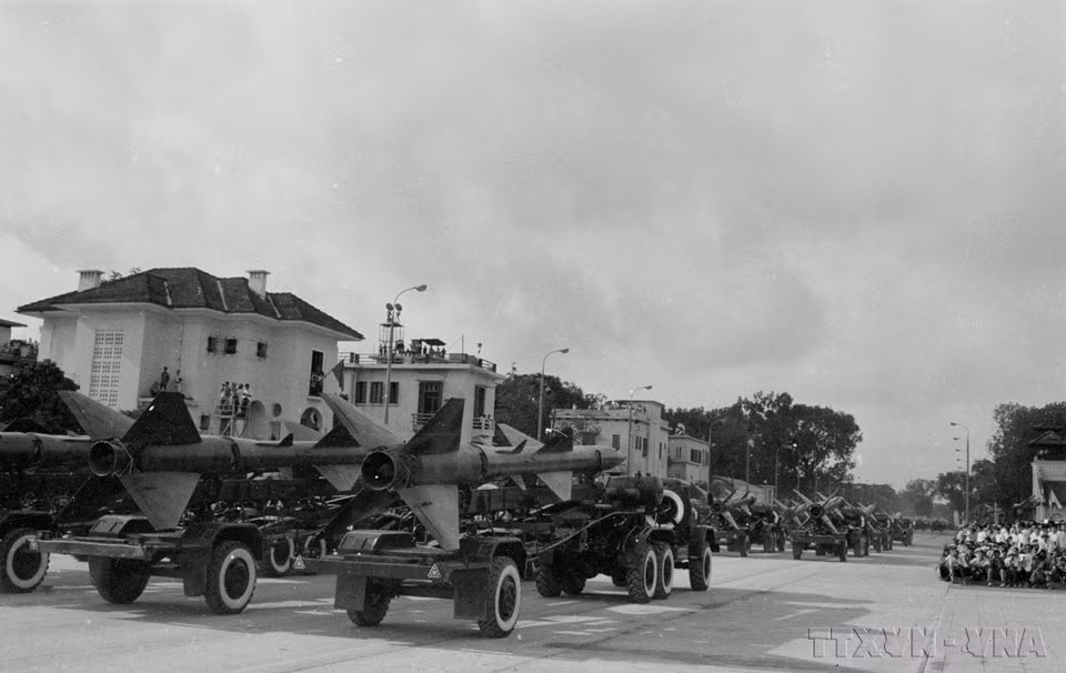 Bộ đội tên lửa diễu qua lễ đài. (Ảnh: TTXVN)