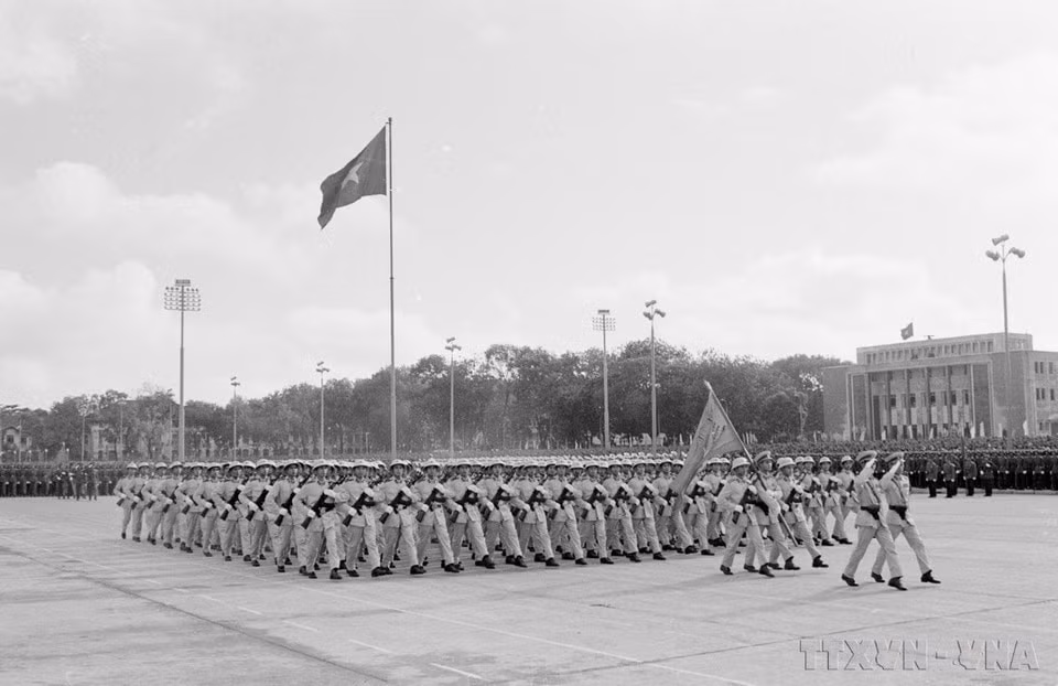 Các đơn vị công an nhân dân diễu qua lễ đài. (Ảnh: TTXVN)