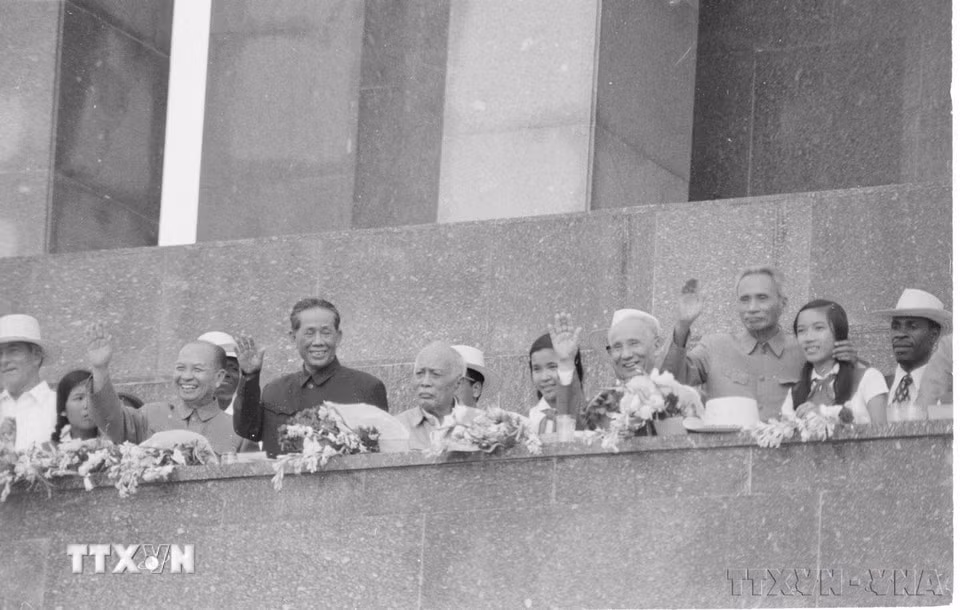 Lãnh đạo Đảng, Nhà nước chào đón các đoàn duyệt binh, diễu hành qua lễ đài. (Ảnh: TTXVN)