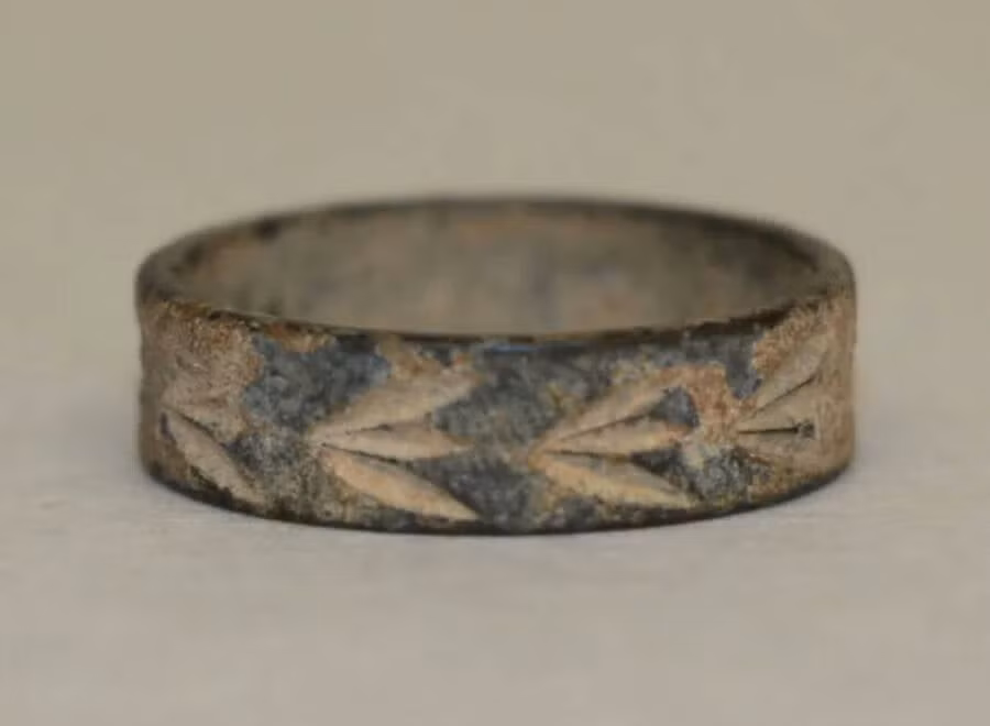 Vào thời điểm đó, 13 món đồ trên đều chưa được bán. Sau khi nghe người người đam mê khảo cổ trên nói vậy, nhân viên cửa hàng đã đưa chúng ra khỏi kệ bày bán và liên hệ với các chuyên gia tại Đại học Simon Fraser (SFU) để kiểm tra. Ảnh: SFU.