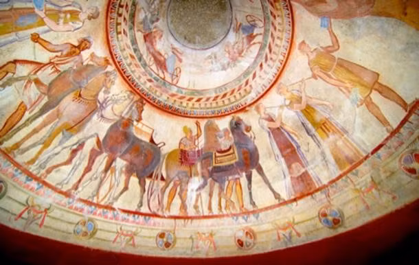 Cung điện mới khai quật kết nối trực tiếp với Đồi Mogilanska gần đó. Mogilanska là một trong những di chỉ khảo cổ quan trọng của Bulgaria. Được khai quật vào những năm 1960, Đồi Mogilanska gồm có 3 ngôi mộ xa hoa chứa đựng kho báu quý giá bên trong. Những hiện vật này cho thấy sự giàu có và nghệ thuật thủ công của hoàng gia Thracia vô cùng phát triển. Ảnh: ollirg / Adobe Stock.