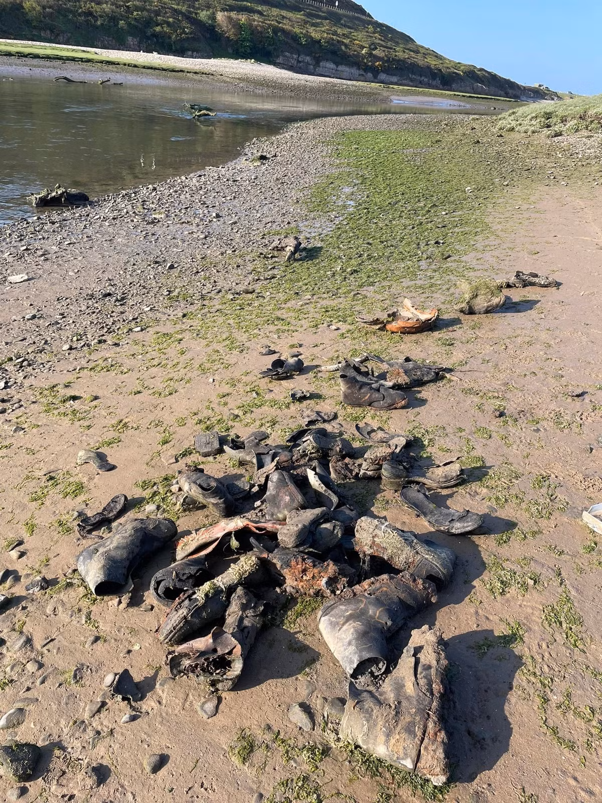 Một vài chuyên gia suy đoán con tàu đắm có tên là Frolic. Nó bị mắc cạn ở Tusker Rock và đắm vào ngày 17/3/1831 khi đang đến đường đến Bristol. Vào thời điểm gặp nạn, con tàu này chở giày dép và hàng hóa từ Italy. Ảnh: Beach Academy.