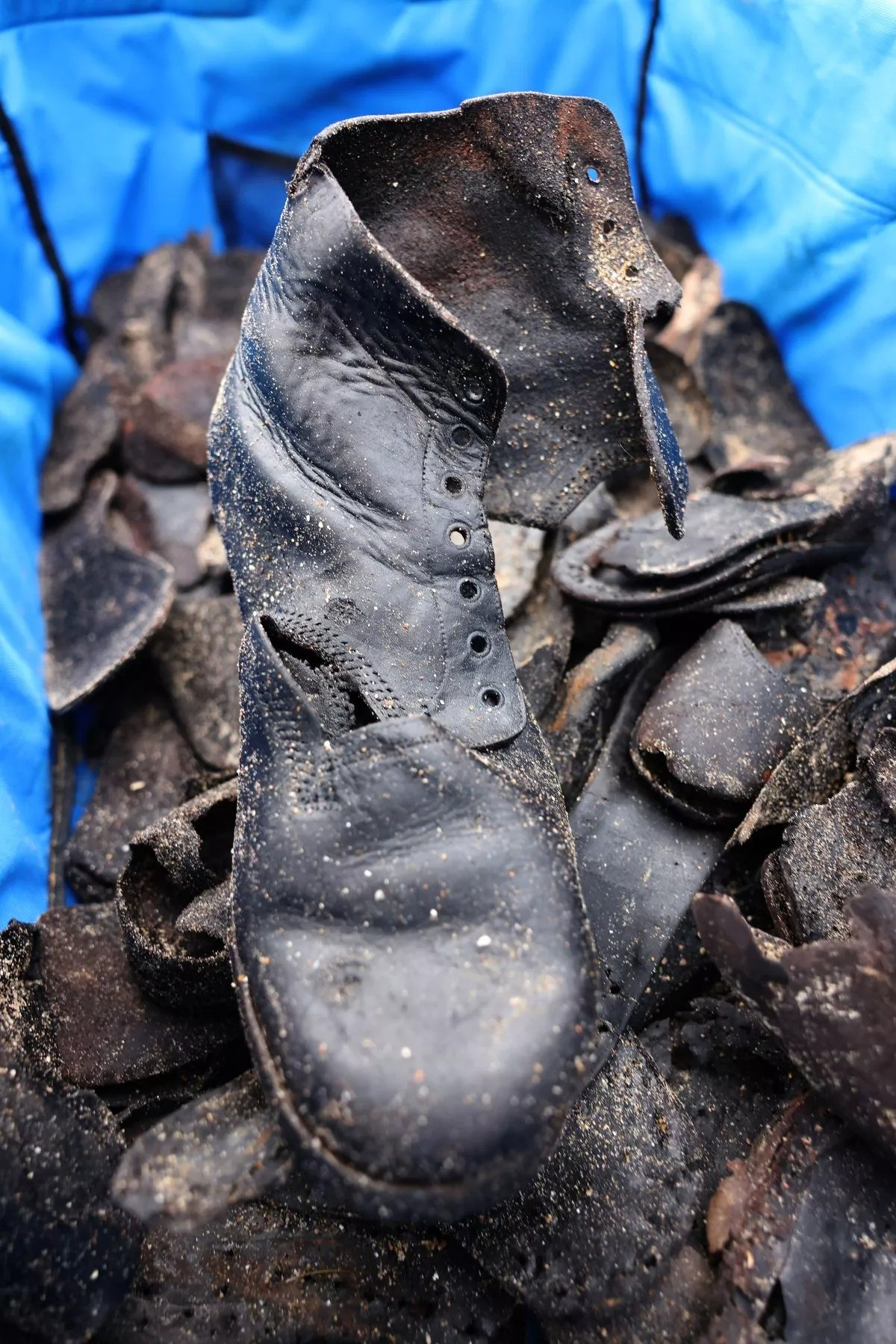 Theo người dân địa phương, việc tìm thấy quá nhiều chiếc giày trôi dạt vào bờ biển là điều bất thường mặc dù đây không phải là lần đầu tiên sự việc này được ghi nhận. Các bài đăng trên mạng xã hội từ những năm trước cho thấy người dân thỉnh thoảng nhặt được một vài chiếc giày trôi dạt vào bờ biển nhưng không nhiều như lần này. Ảnh: media Wales.