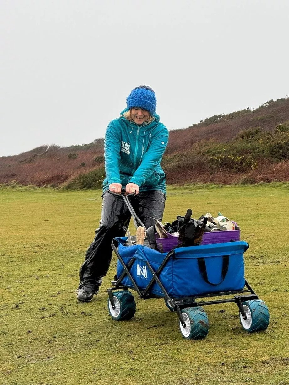 Chỉ riêng một tuần trong tháng 12/2025, các tình nguyện viên của Beach Academy - một tổ chức đang nỗ lực khôi phục môi trường sống của các vùng ven biển Vale of Glamorgan, đã thu gom được gần 300 chiếc giày chỉ trong một khu vực nhỏ của bãi biển ở Ogmore-by-Sea. Tổng cộng hơn 400 chiếc ủng đã được tìm thấy kể từ tháng 9/2025. Ảnh: Beach Academy.