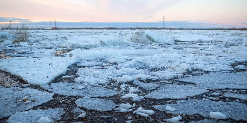 NOAA nhận định những diễn biến này không chỉ phản ánh các hiện tượng thời tiết cực đoan mang tính cục bộ, mà còn cho thấy xu hướng suy giảm dài hạn của các lớp băng trong khu vực. Ảnh: Yevgeny Sofroneyev/TASS via Getty Images.