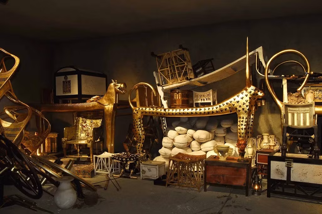 Nhà khảo cổ học Carter viết trong cuốn nhật ký ngày 5/11/1922 rằng: "Chúng ta có đủ bằng chứng để chứng minh rằng đây thực sự là lối vào một lăng mộ. Theo dấu niêm phong, mọi dấu hiệu bên ngoài đều cho thấy ngôi mộ còn nguyên vẹn". Ảnh: Exhibition Hub.