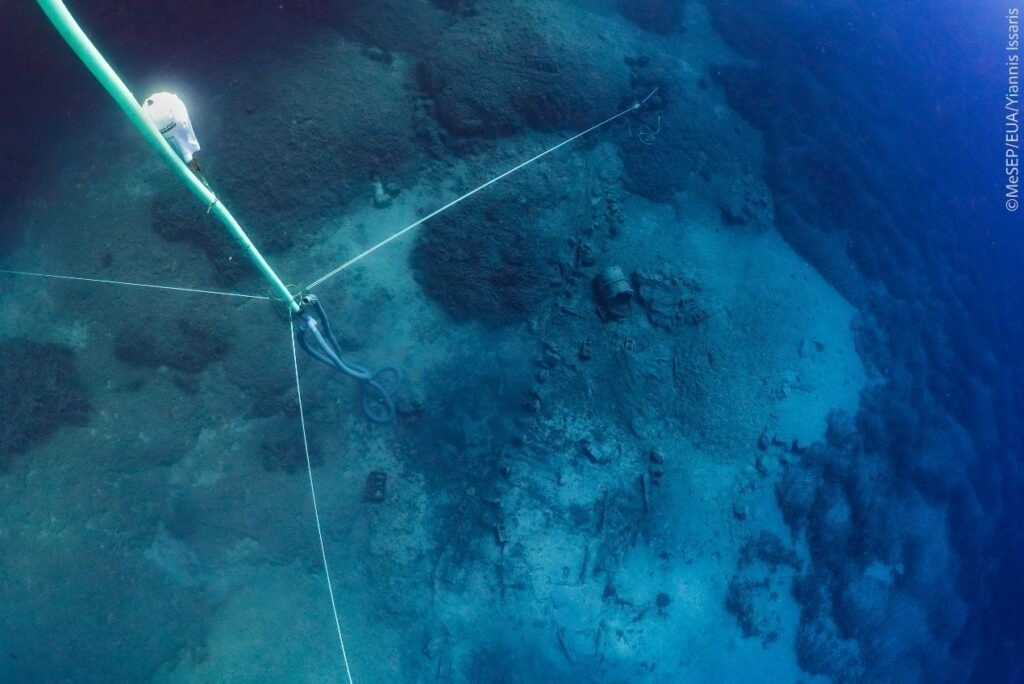 Công tác bảo tồn đang được các chuyên gia tiến hành. Đồng thời, họ dự kiến sẽ tiến hành các nghiên cứu sâu hơn nhằm xác nhận xem mảnh vỡ đá cẩm thạch trên có thực sự là một phần của đền Parthenon hay không. Ảnh: Ministry of Culture of Greece.