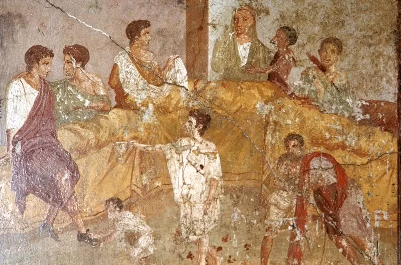 Cụ thể, nền móng được tạo thành từ những tảng đá có kích thước lớn nhỏ khác nhau. Trong đó, những tảng đá xếp chồng lên nhau tạo thành vòng tròn có đường kính khoảng 11m. Ảnh: historyextra.