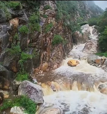 Giữa lòng con suối, một con "trăn khổng lồ" với đôi mắt mở to nhìn chằm chằm khiến không ít khách du lịch giật mình. (Ảnh: Sohu)