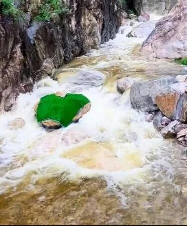 Ngày 20/9, ban quản lý chính thức xác nhận đã dùng vải màu xanh phủ kín tảng đá để trấn an dư luận. (Ảnh: Sohu)