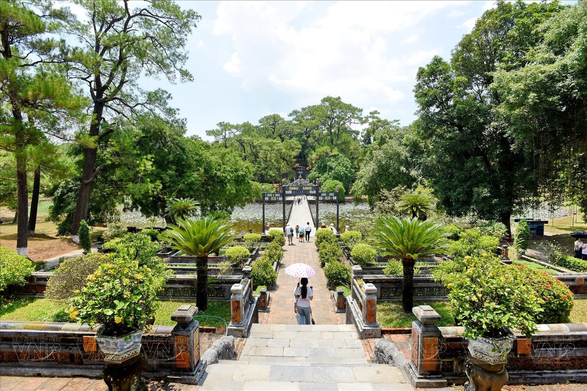 Công trình kiến trúc lộng lẫy và cảnh sắc nên thơ tạo nên vẻ đẹp riêng có của Hiếu Lăng, nơi an nghỉ của Vua Minh Mạng. Ảnh: Thanh Hòa/Báo ảnh Việt Nam.