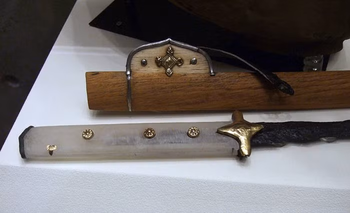 Vào ngày 25/8, khi nhóm chuyên gia sắp hoàn tất công việc nghiên cứu 2 ngôi mộ ở nghĩa trang lớn thì bất ngờ phát hiện một hiện vật trong lòng đất. Đó là một thanh kiếm có từ thời Trung Avar (thế kỷ 7 - 8). Vũ khí này là phát hiện tương tự thứ hai ở Quận Fejér kể từ năm 1979, khi nhà khảo cổ học Gyula Fülöp phát hiện ra thanh kiếm cùng thời kỳ tại Kajászó-Újmajor. Ảnh: James Steakley/CC BY-SA 3.0.