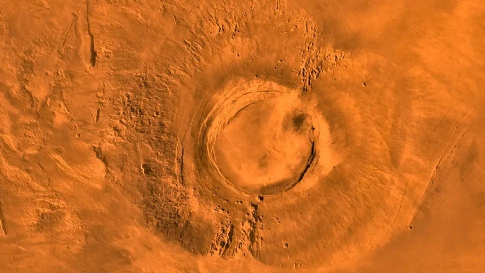 Một nghiên cứu mới được công bố ngày 18/2 cho thấy lý do khiến hành tinh đỏ ngày càng quay nhanh hơn có thể nằm sâu dưới lòng đất, nơi một luồng đá nổi khổng lồ có thể đang chuyển động bên dưới lớp vỏ của sao Hỏa. Ảnh: NASA/JPL/USGS.