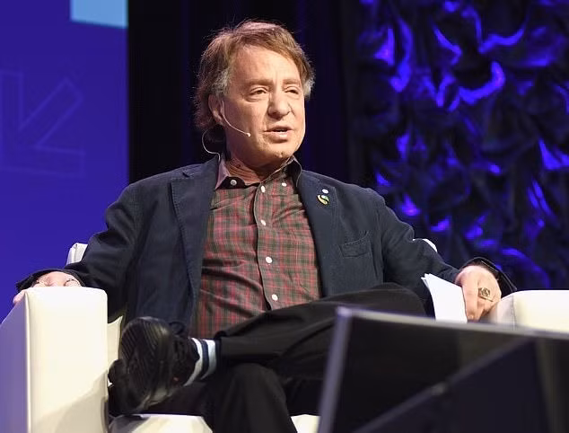 Cựu Giám đốc kỹ thuật của Google, ông Ray Kurzweil (trong ảnh), nổi tiếng với nhiều dự đoán táo bạo về tương lai nhân loại và công nghệ. Những dự báo của ông thường tập trung vào công nghệ sinh học, AI và công nghệ nano... tác động đến cuộc sống của con người. Ảnh: Mail Online.