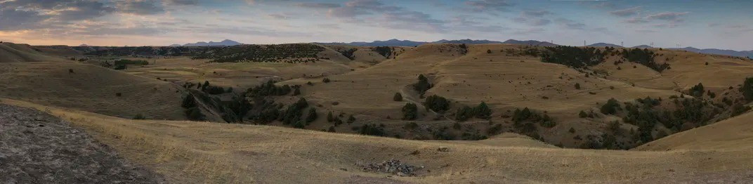 Nhà địa lý Ả Rập sống vào thế kỷ thứ 10, Ibn Hawqal đã mô tả Marsmanda là một "thành phố miền núi lạnh lẽo, không có vườn tược hay vườn nho", nhưng lại có "những đồng cỏ và bãi chăn thả gia súc tươi tốt, với những bông hoa nở rộ và những địa điểm tuyệt vời để dạo chơi". Ibn Hawqal cũng lưu ý rằng, Marsmanda thu hút người dân từ "những nơi xa xôi" nhờ vào các sản phẩm được làm từ sắt, thép. Ảnh: Simon Norfolk.