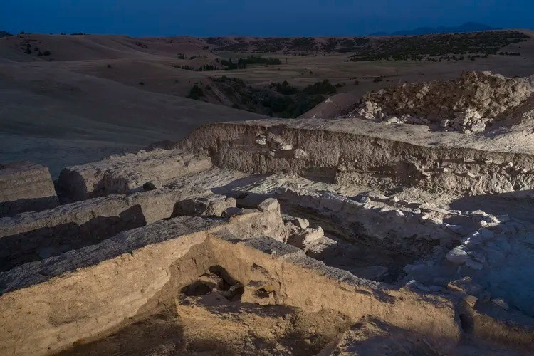 Mặc dù Marsmanda xuất hiện trong các văn bản Ả Rập có từ thế kỷ thứ 10, nơi được ca ngợi là nơi sản xuất tiên tiến các sản phẩm sắt và vũ khí quý giá, vị trí của thành phố này là một ẩn số lớn suốt nhiều năm. Ảnh: Simon Norfolk.