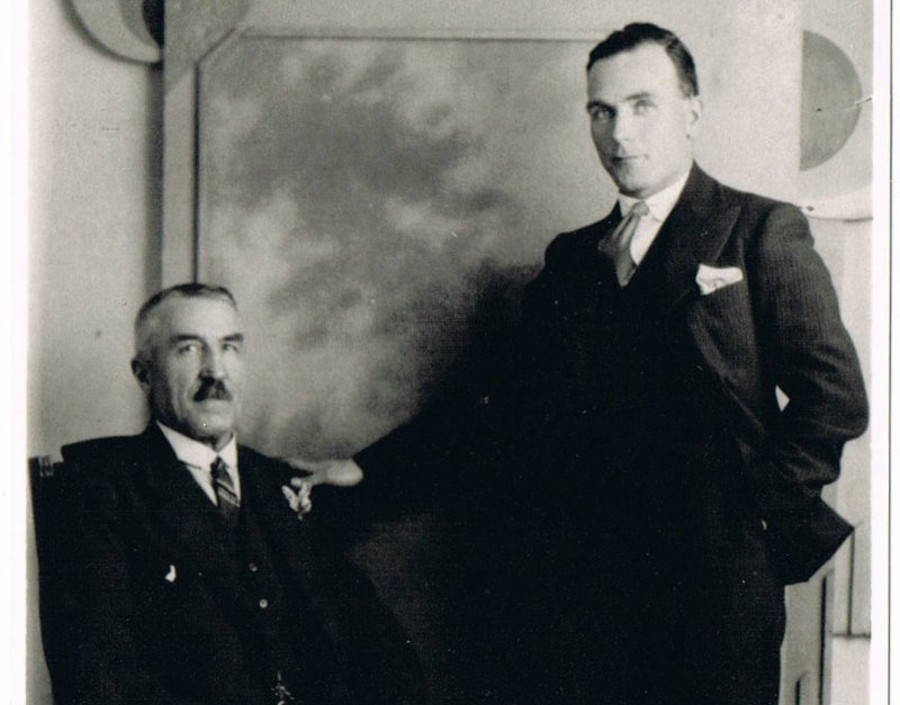 Ước mơ của Pierrepoint (phải ảnh) có lẽ xuất phát từ việc cha và chú của ông đều là đao phủ. Do đó, Pierrepoint muốn tiếp nối "truyền thống" nghề nghiệp gia đình. Sau khi cha qua đời năm 1922, ông được thừa kế những ghi chép, nhật ký và hồi ký mà cha ông đã lưu giữ về cách treo cổ tử tù. Ảnh: Wikimedia Commons.