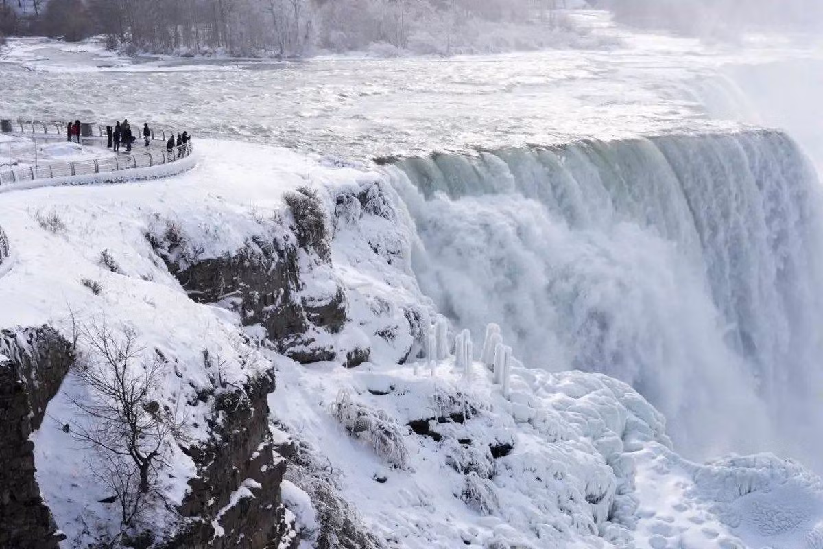 Khoảng 3.160 tấn nước chảy qua thác Niagara mỗi giây. Theo đó, Niagara trở thành thác nước vĩ đại nhất ở Bắc Mỹ cả về chiều rộng và thể tích. Ảnh: Severe Weather &amp; Natural Disasters/Facebook.