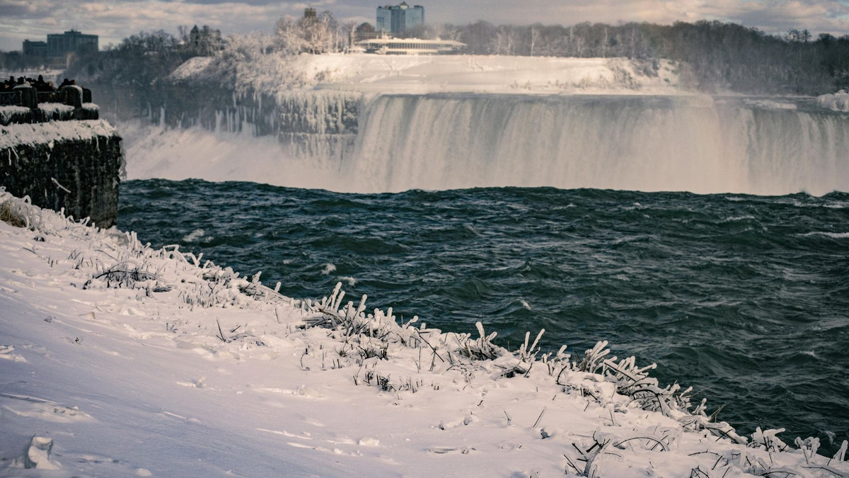 Trong đó, Horseshoe là thác rộng nhất và cao nhất trong 3 thác khi có chiều ngang hơn 670m, dòng nước đổ từ độ cao 57m. Xếp thứ hai là Thác Mỹ với chiều rộng hơn 286 m, độ cao khoảng 27m. Ở vị trí cuối cùng là thác Bridal Veil cao tương đương thác Mỹ nhưng chiều rộng chỉ hơn 13m. Ảnh: Alina Grabovskaya/Pexels.