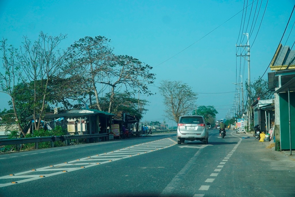 Việc chậm cưỡng chế, thu hồi đất, giải phóng mặt bằng phục vụ hoàn thiện nút giao cầu, đường trên Quốc lộ 49 tại Dương Nỗ làm ngưng trệ dự án, tiềm ẩn nguy cơ mất an toàn giao thông.